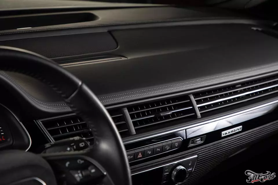 Audi Q7. Перетяжка торпедо и верха дверных карт в натуральную кожу!